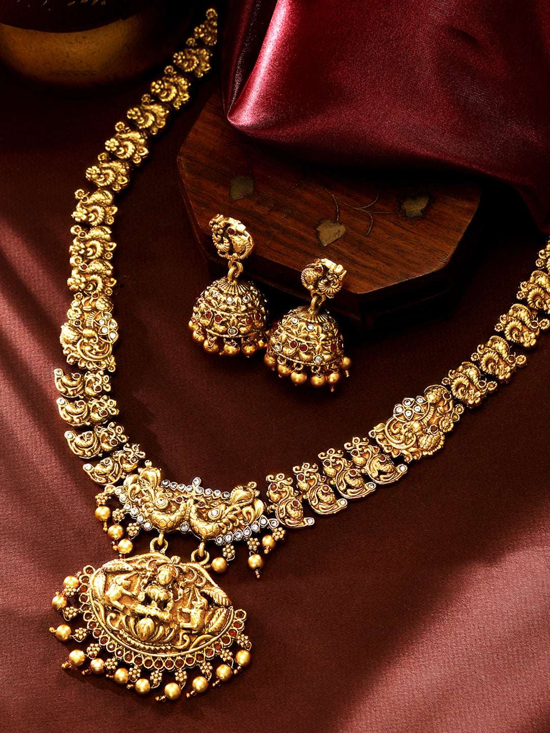 Gold Plated Godess Laxmi Pendant Necklace Set.